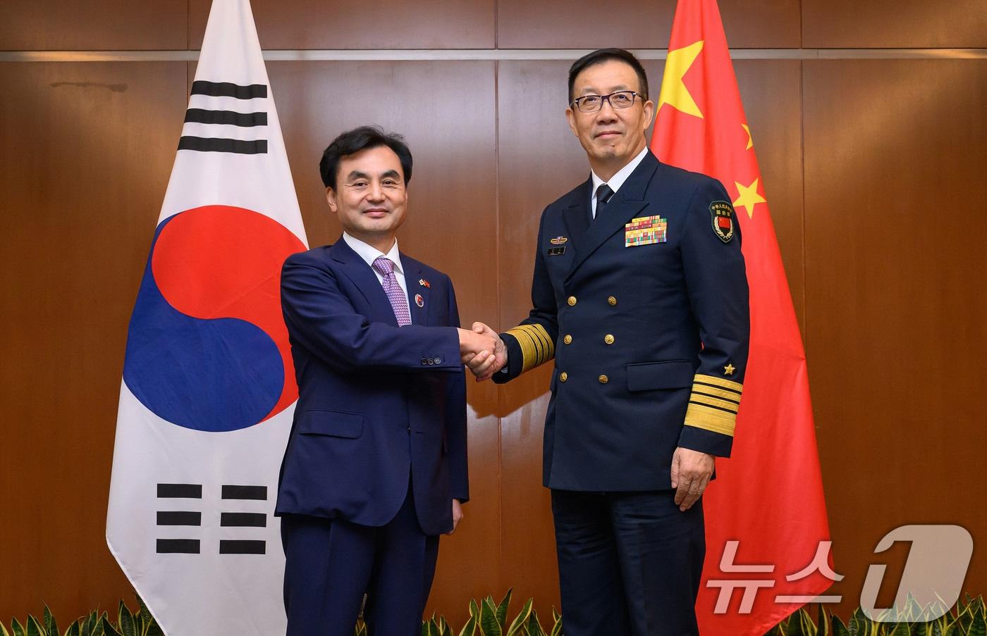 안규백 국방장관이 1일 말레이시아 쿠알라룸푸르에서 열린 제12차 아세안 확대 국방장관회의에 참석해 둥쥔 중국 국방부장과 양자회담에 앞서 악수하고 있다. (국방부 제공. 재판매 및 DB 금지) 2025.11.1/뉴스1