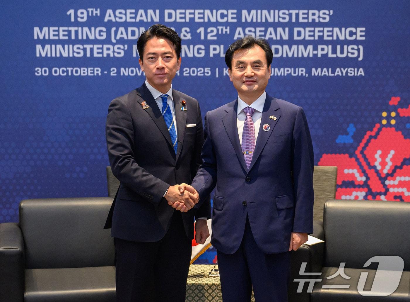 본문 이미지 - 안규백 국방장관이 1일 말레이시아 쿠알라룸푸르에서 열린 제12차 아세안 확대 국방장관회의에 참석해 고이즈미 신지로 일본 방위대신과 회담에 앞서 악수하고 있다. (국방부 제공. 재판매 및 DB 금지) 2025.11.1/뉴스1