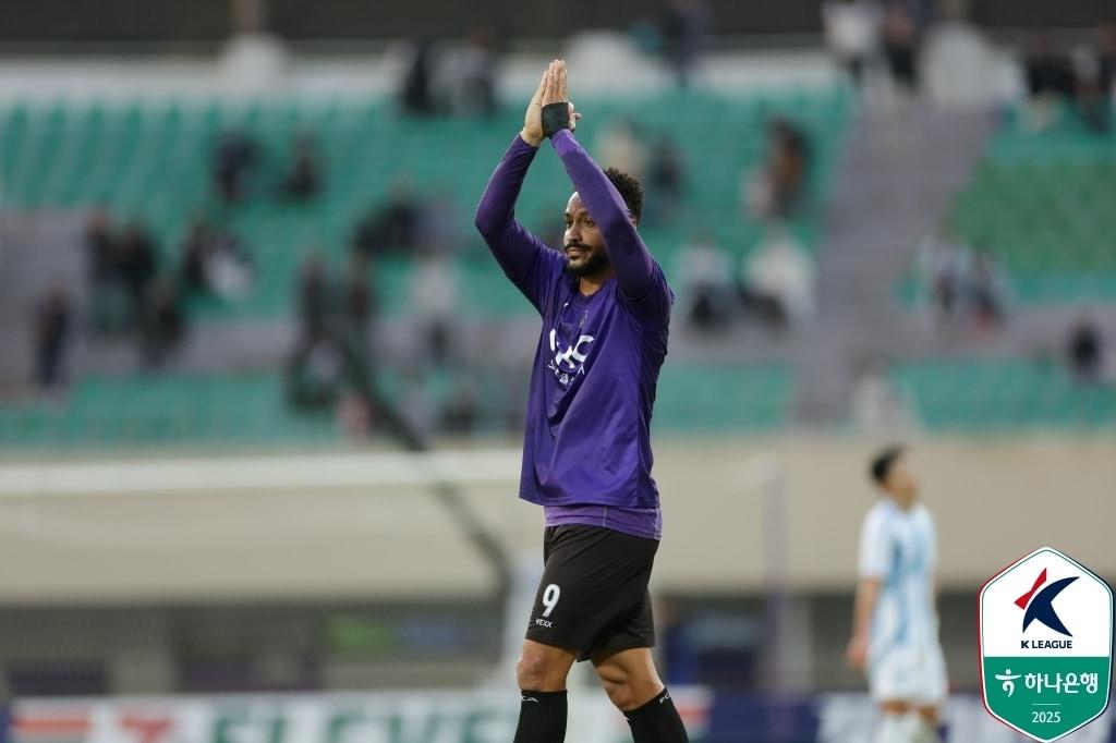 본문 이미지 - FC안양이 1일 열린 하나은행 K리그1 2025 35라운드에서 울산HD를 3-1로 제압했다. (한국프로축구연맹 제공)