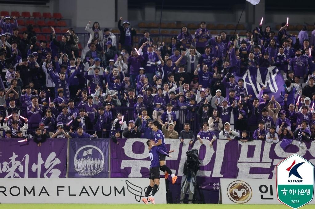 본문 이미지 - FC안양이 1일 열린 하나은행 K리그1 2025 35라운드에서 울산HD를 3-1로 제압했다. (한국프로축구연맹 제공)