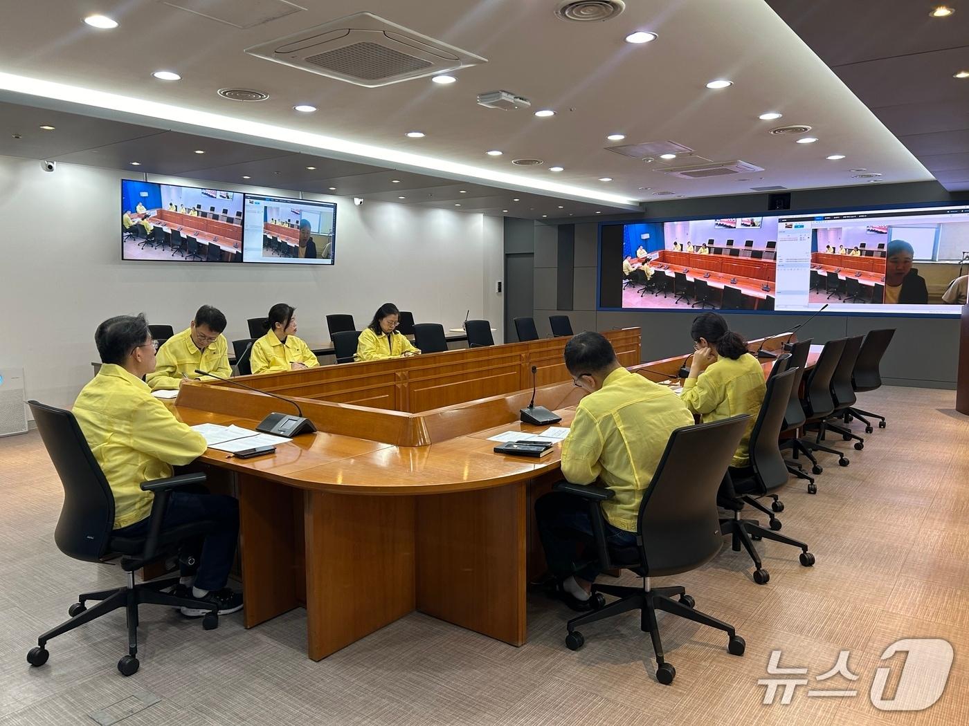 본문 이미지 - 외교부는 1일 주탄자니아대사관과 윤주석 영사안전국장 주재로 재외국민보호대책반을 가동하고 본부-공관 합동 상황점검회의를 개최했다. 2025.11.01. (외교부 제공) 