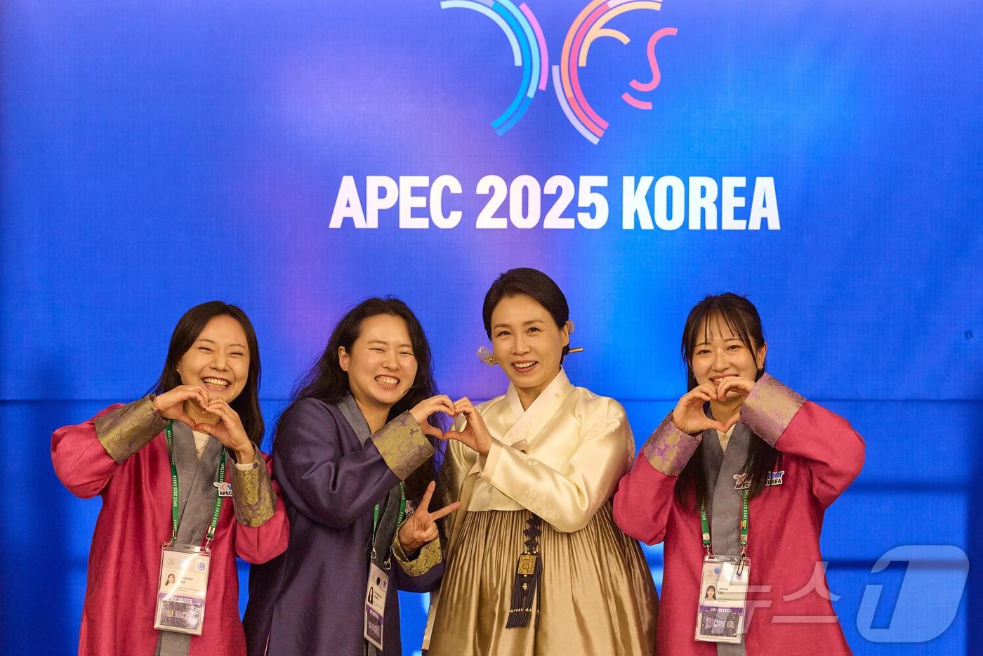 김혜경 여사가 1일 2025 아시아태평양경제협력체(APEC) 자원봉사자 숙소인 경북 경주시 하운드호텔을 찾아 봉사자들과 기념촬영을 하고 있다. (대통령실 제공. 재판매 및 DB 금지) 2025.11.1/뉴스1 ⓒ News1 이재명 기자