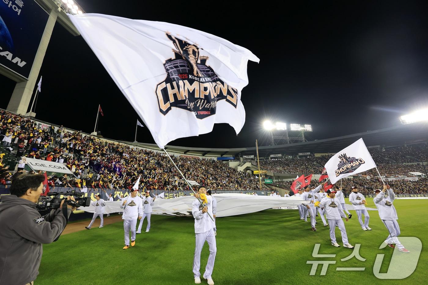 1일 서울 송파구 잠실야구장에서 열린 프로야구 LG트윈스의 2025 한국시리즈 우승 세리머니 팬 감사 행사 &#39;더 리턴 오브 챔피언스&#39;&#40;The Return of Champions&#41;&#39;에서 선수단이 그라운드 행진을 하고 있다. LG트윈스는 지난달 31일 2025 신한 SOL뱅크 KBO 한국시리즈&#40;KS·7전 4선승제&#41; 5차전에서 한화 이글스를 4-1로 꺾고 시리즈 전적 4승1패로 우승을 차지하며 2년 만에 통합 우승을 달성했다. 2025.11.1/뉴스1 ⓒ News1 이호윤 기자