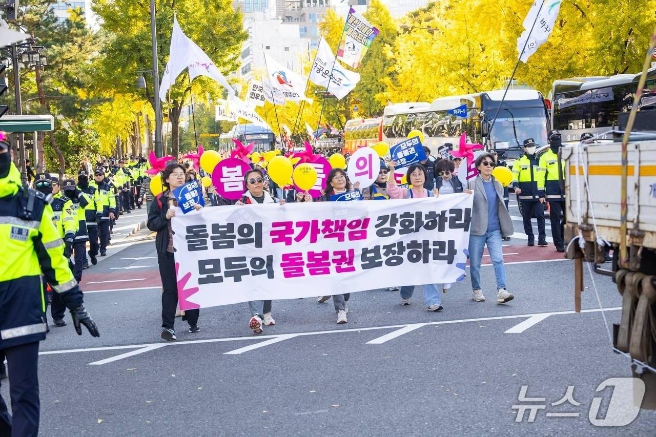 본문 이미지 - 1일 서울시 종로구에서 돌봄노동자들이 행진하고 있다. 2025.11.01/10·29 국제돌봄의날 조직위원회 제공