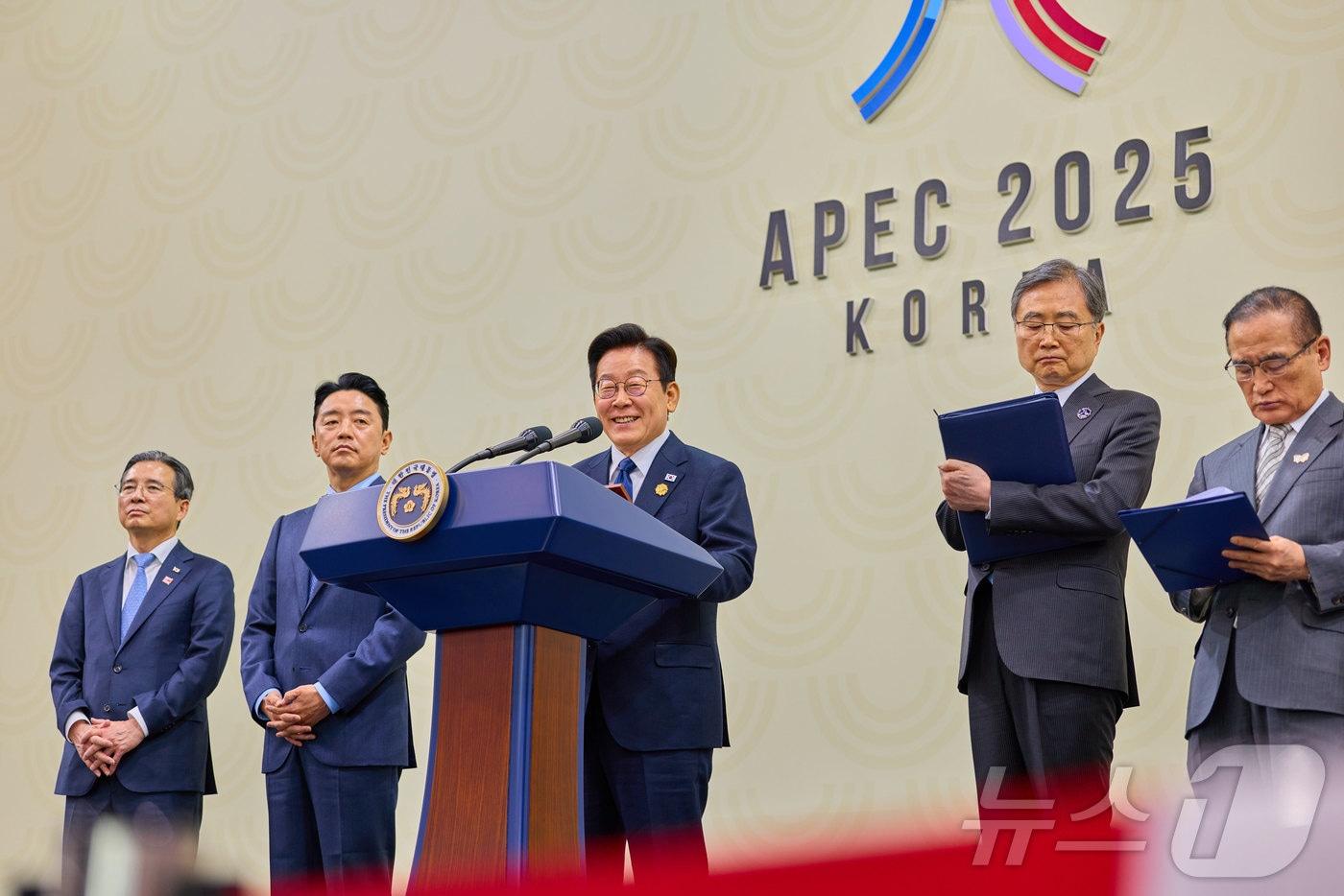 이재명 대통령이 2025 아시아태평양경제협력체&#40;APEC&#41; 정상회의 폐막일인 1일 오후 경북 경주화백컨벤션센터&#40;HICO&#41; 인근 국제미디어센터&#40;IMC&#41;에서 기자회견을 하고 있다. &#40;대통령실 제공. 재판매 및 DB 금지&#41; 2025.11.1/뉴스1 ⓒ News1 이재명 기자
