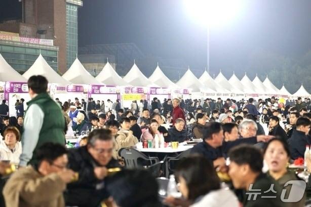 본문 이미지 - 지난달 31일부터 1일까지 이틀간 전주비전대학교 대운동장에서 &#39;2025 전주막걸리축제&#39;가 열렸다.&#40;전주시 제공, 재판매 및 DB 금지&#41;/뉴스1