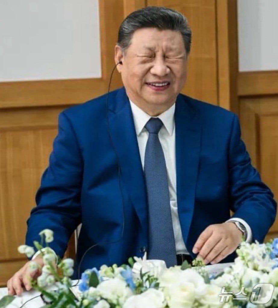 30일 부산 김해기지에서 있었던 미중 정상회담의 비공개 세션 당시 사진을 백악관이 공개했다. &#40;대니얼 토록 사회관계망서비스 엑스&#41;