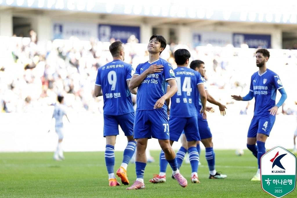 본문 이미지 - 수원 삼성이 K리그2 2위를 확정하며 승강 플레이오프 진출 기회를 잡았다. (한국프로축구연맹 제공)