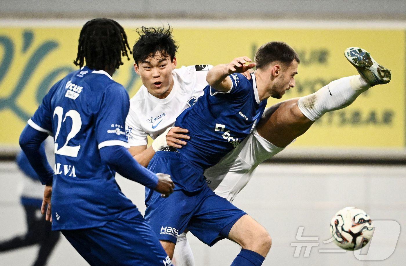 헹크 공격수 오현규가 10일&#40;한국시간&#41; 열린 2025-26 벨기에 주필러리그 헨트전에서 시즌 8호 골을 기록했다. ⓒ AFP=뉴스1