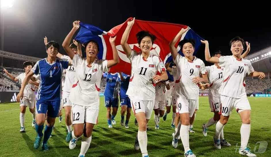 본문 이미지 - (평양 노동신문=뉴스1) = 국제축구연맹(FIFA) 2025년 17살 미만(U-17) 여자월드컵경기대회에서 우승한 북한 여자축구 대표팀의 모습 [국내에서만 사용가능. 재배포 금지. DB 금지. For Use Only in the Republic of Korea. Redistribution Prohibited] rodongphoto@news1.kr