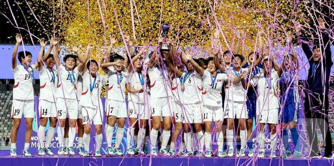 본문 이미지 - &#40;평양 노동신문=뉴스1&#41; = 북한 노동당 기관지 노동신문은 지난 10일 &#34;마로끄&#40;모로코&#41;에서 진행된 국제축구연맹 2025년 17살 미만 여자월드컵경기대회에서 우리의 미더운 여자축구선수들이 영예의 1위를 쟁취하고 네번째로 되는 월드컵을 들어올렸다&#34;라고 보도했다. [국내에서만 사용가능. 재배포 금지. DB 금지. For Use Only in the Republic of Korea. Redistribution Prohibited] rodongphoto@news1.kr