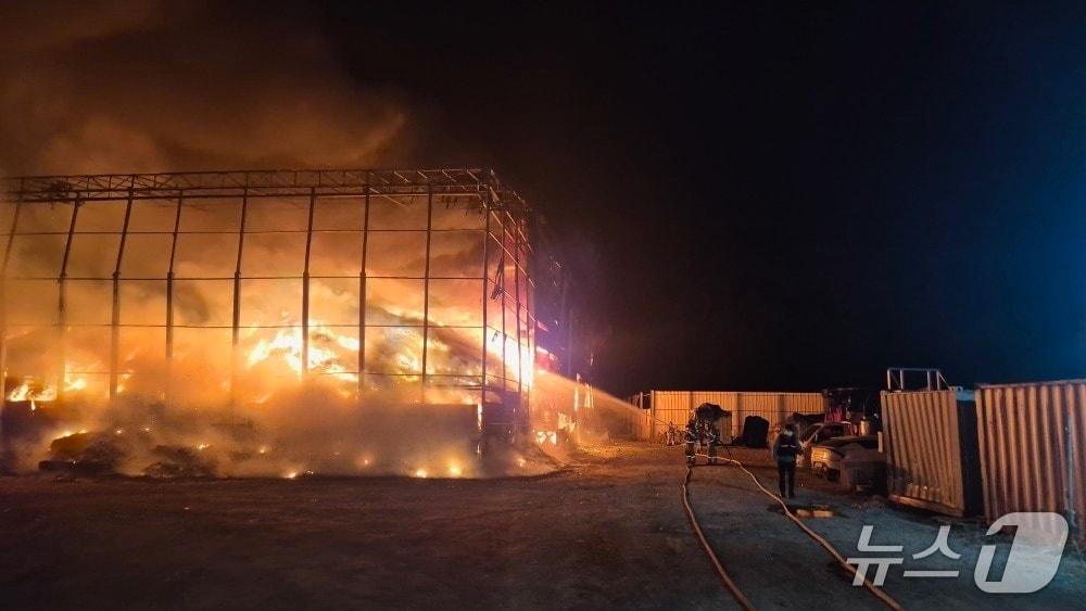 본문 이미지 - 천안 서북구 입장면 폐기물 창고 화재 현장. &#40;천안서북소방서 제공, 재판매 및 DB금지&#41; / 뉴스1 