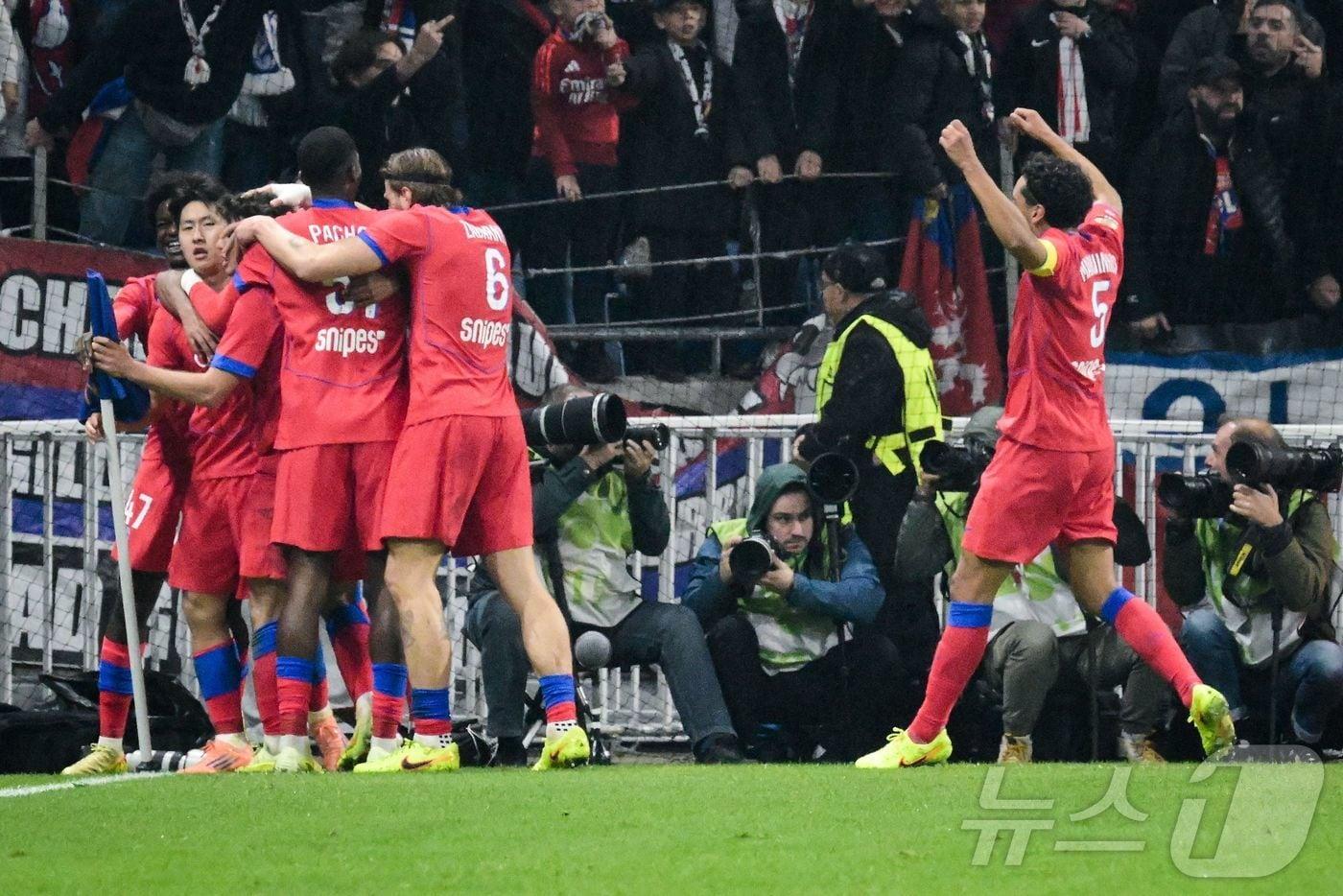 이강인&#40;왼쪽&#41;이 10일&#40;한국시간&#41; 열린 2025-26 프랑스 리그1 리옹전에서 후반 50분 결승 골을 도와 PSG의 3-2 승리를 견인했다. ⓒ AFP=뉴스1