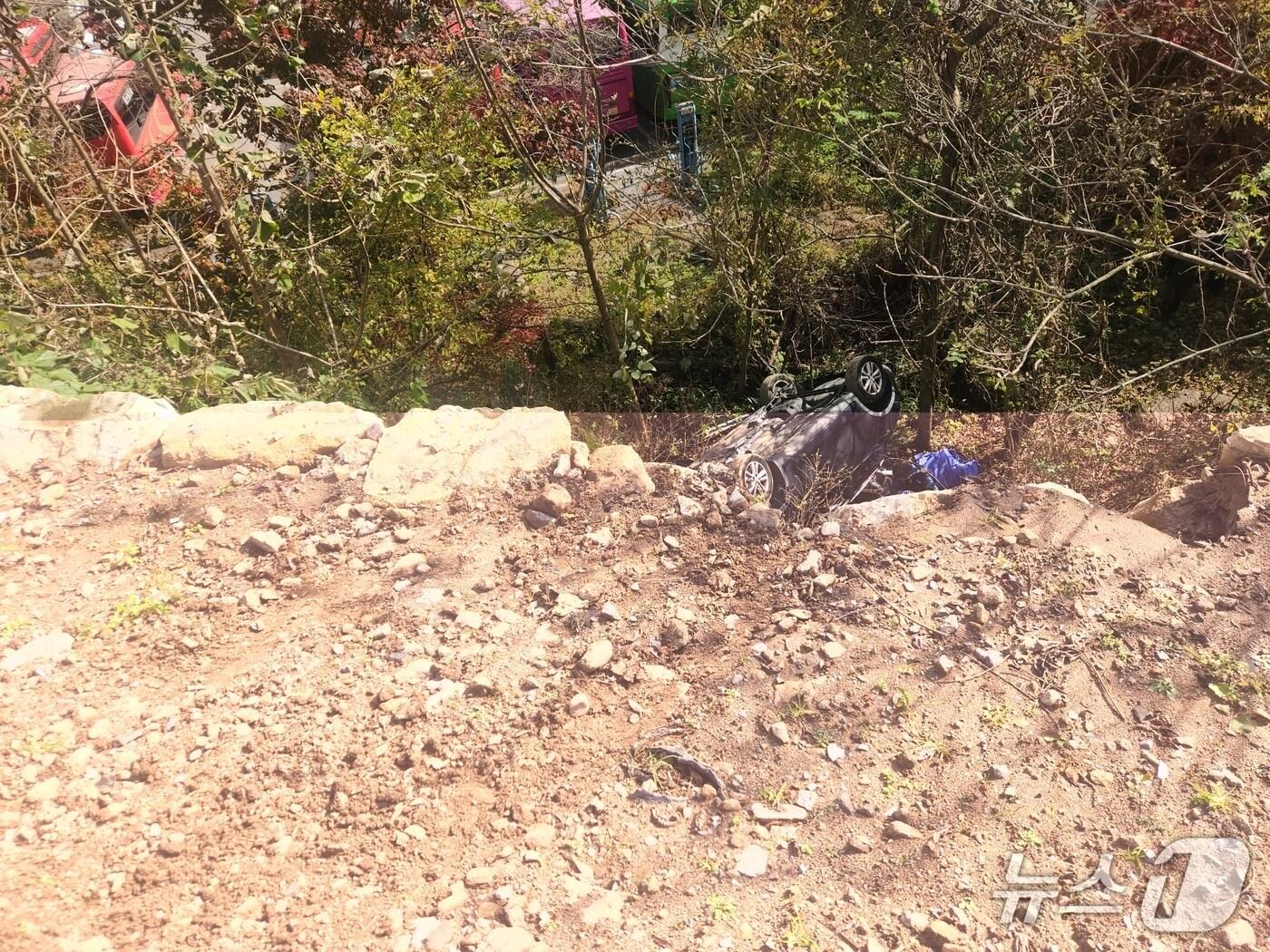 본문 이미지 - 전남 구례군 한 사찰 주차장에서 SUV가 3m아래로 추락했다. (구례소방서 제공. 재판매 및 DB금지)