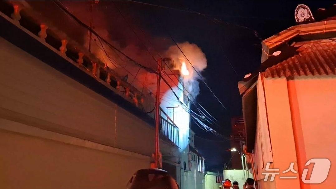 본문 이미지 - 10일 오전 4시 1분쯤 광주 동구 지산동 한 주택에서 화재가 발생했다. &#40;광주소방본부 제공. 재판매 및 DB금지&#41;