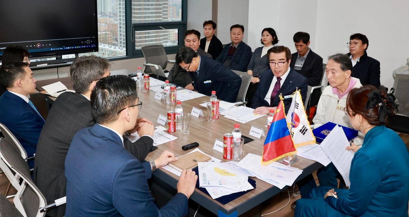 보령시 방문단이 몽골 울란바토르 시청을 찾아 우호 협력을 다지고 있다.(보령시 제공. 재판매 및 DB금지)/뉴스1