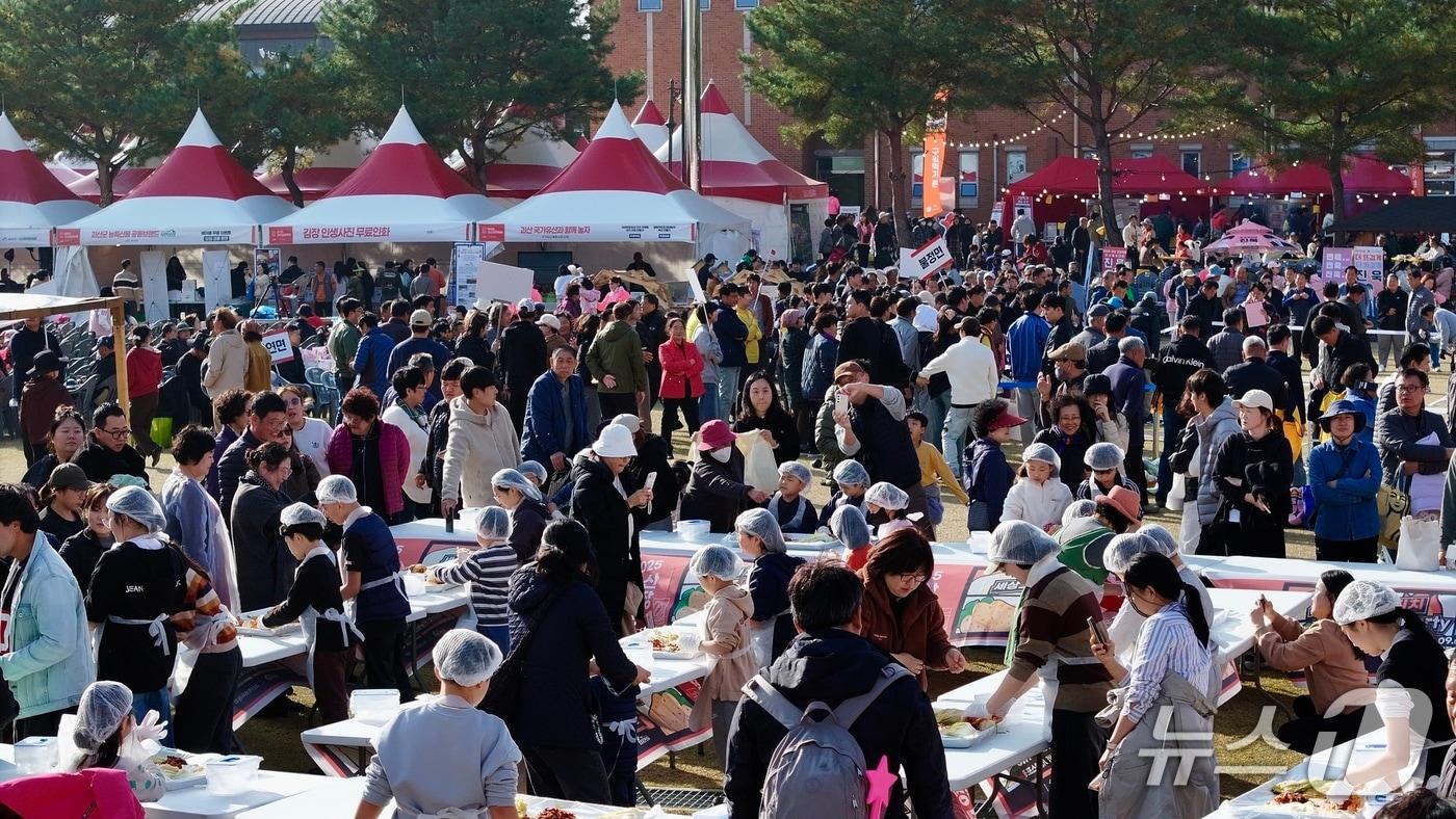 충북 괴산 유기농엑스포광장에서 지난 6일부터 9일까지 열린 &#39;2025 괴산김장축제&#39;가 12만 3000명의 방문객을 유치하고, 12억 원의 매출을 기록했다.&#40;괴산군 제공, 재판매 및 DB금지&#41;/뉴스1