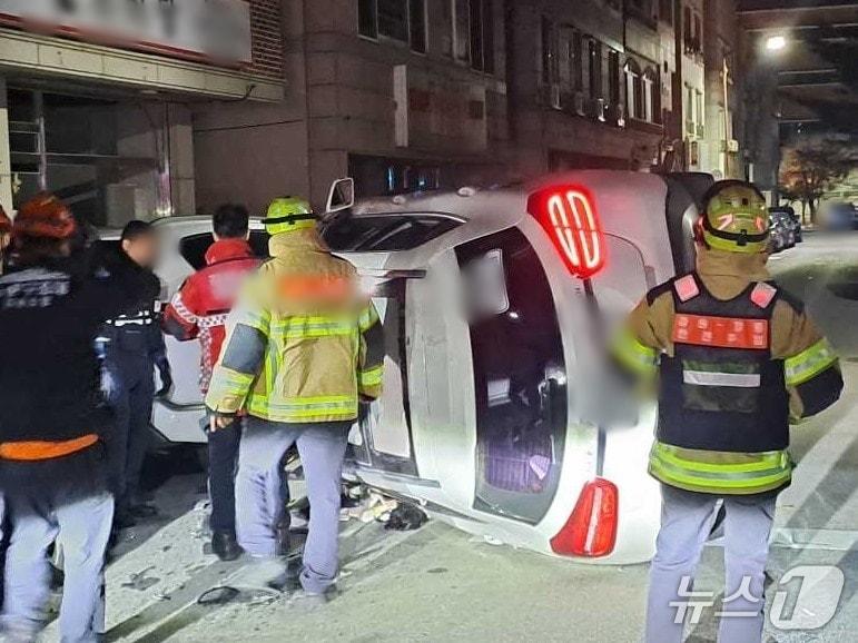 본문 이미지 - 10일 새벽 강릉시 교동의 한 인근 이면도로에서 주차 차량을 들이받고 전도된 사고 차량.&#40;강원도소방본부 제공, 재판매 및 DB 금지&#41; 2025.11.10/뉴스1