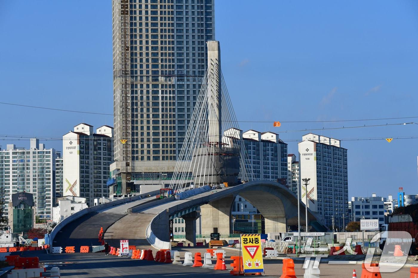 10일 오전 경북 포항시 송도와 영일대해수욕장을 연결하는 해오름대교 공사가 한창인 가운데 주탑에 전망대 설치 공사가 진행되고 있다.  2025.11.10/뉴스1 ⓒ News1 최창호 기자