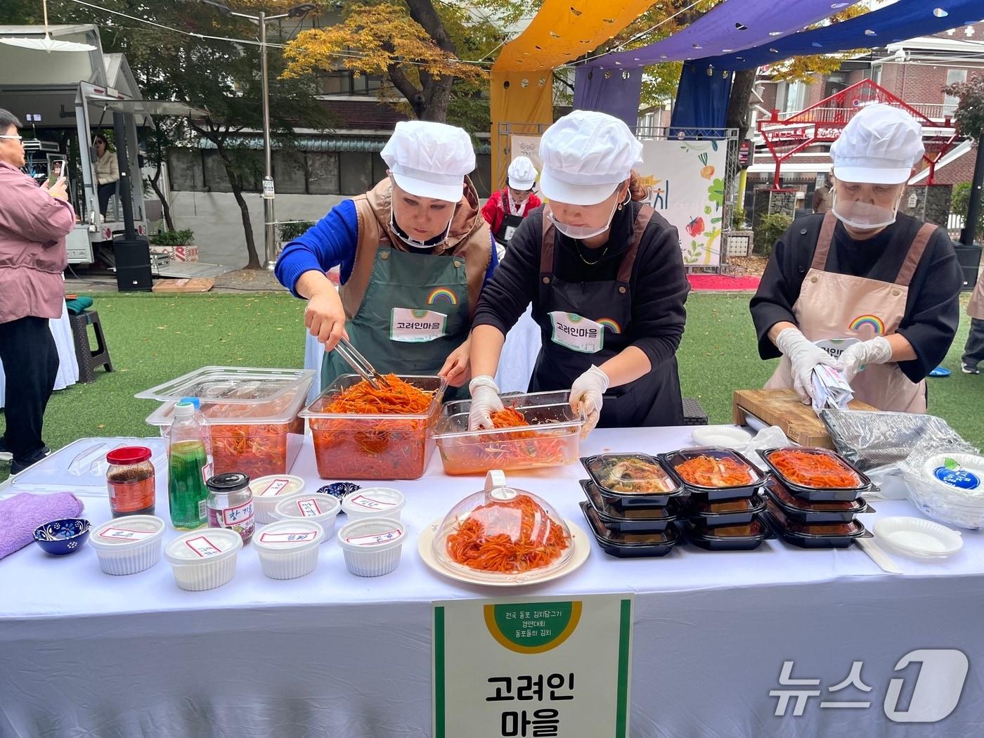 본문 이미지 - 지난 8일 광주 광산구 월곡동 다모아어린이공원에서 열린 &#39;전국 동포 김치담그기 경연대회&#39; 모습. &#40;광산구 제공. 재판매 및 DB 금지&#41;