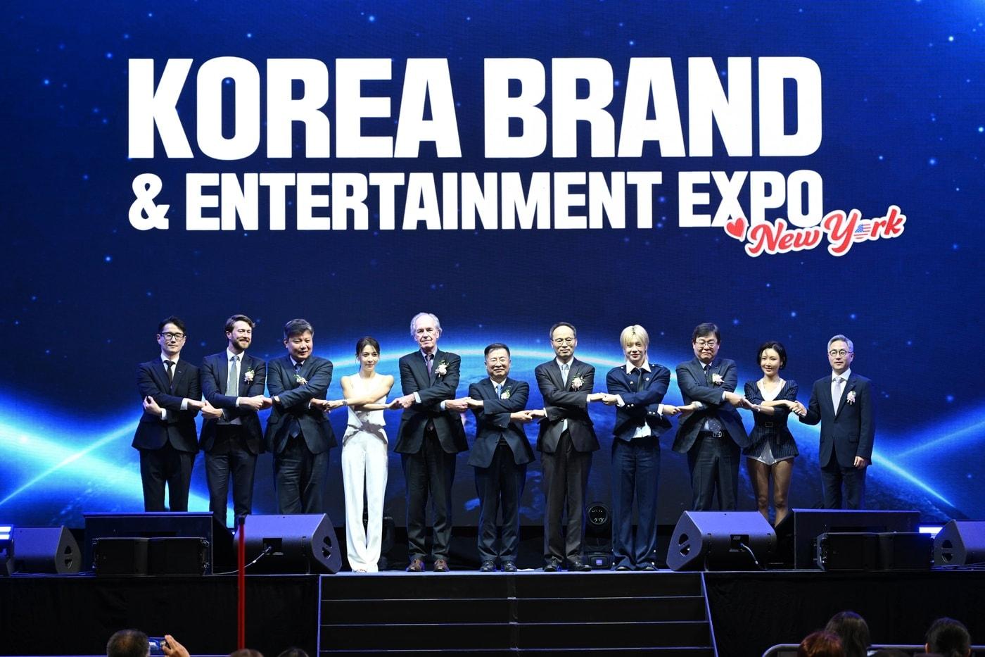 지난달 7일&#40;현지시간&#41; 미국 뉴저지 아메리칸 드림몰에서 진행된 ‘2025 뉴욕 한류박람회’ 개회식에서 한광영 현대홈쇼핑 사장&#40;오른쪽 세 번째&#41;이 주최측 관계자 등과 기념사진을 촬영하고 있다.&#40;현대홈쇼핑 제공&#41;. 