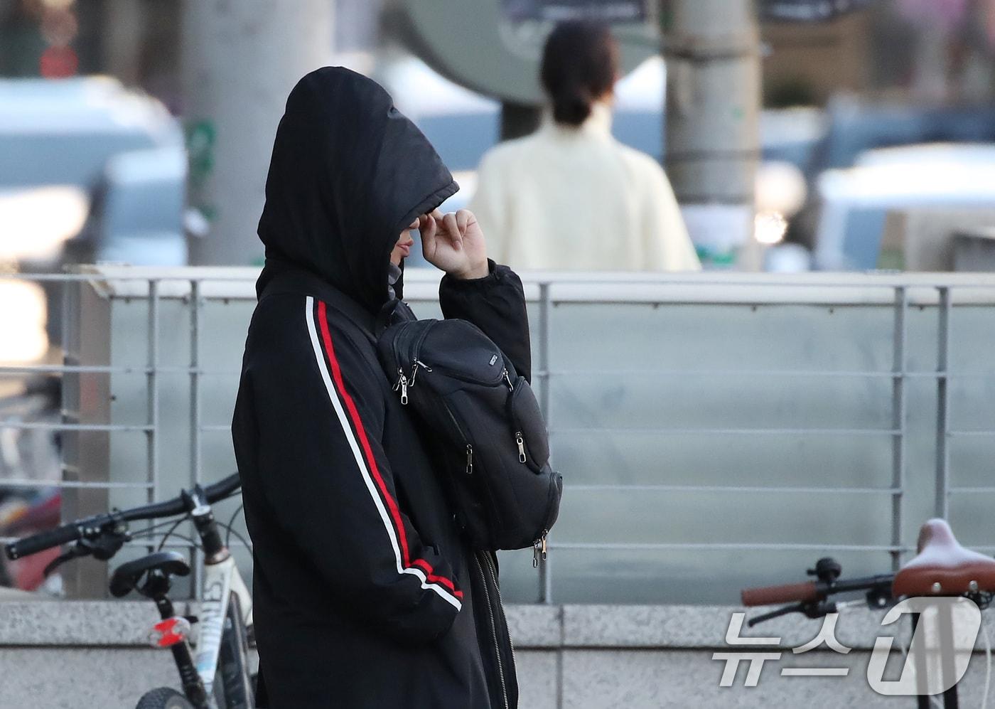 한반도에 찬 공기가 유입되면서 추위가 찾아온 10일 오전 대구 수성구 달구벌대로에서 두꺼운 외투를 챙겨입은 시민들이 출근길 발걸음을 재촉하고 있다. 2025.11.10/뉴스1 ⓒ News1 공정식 기자