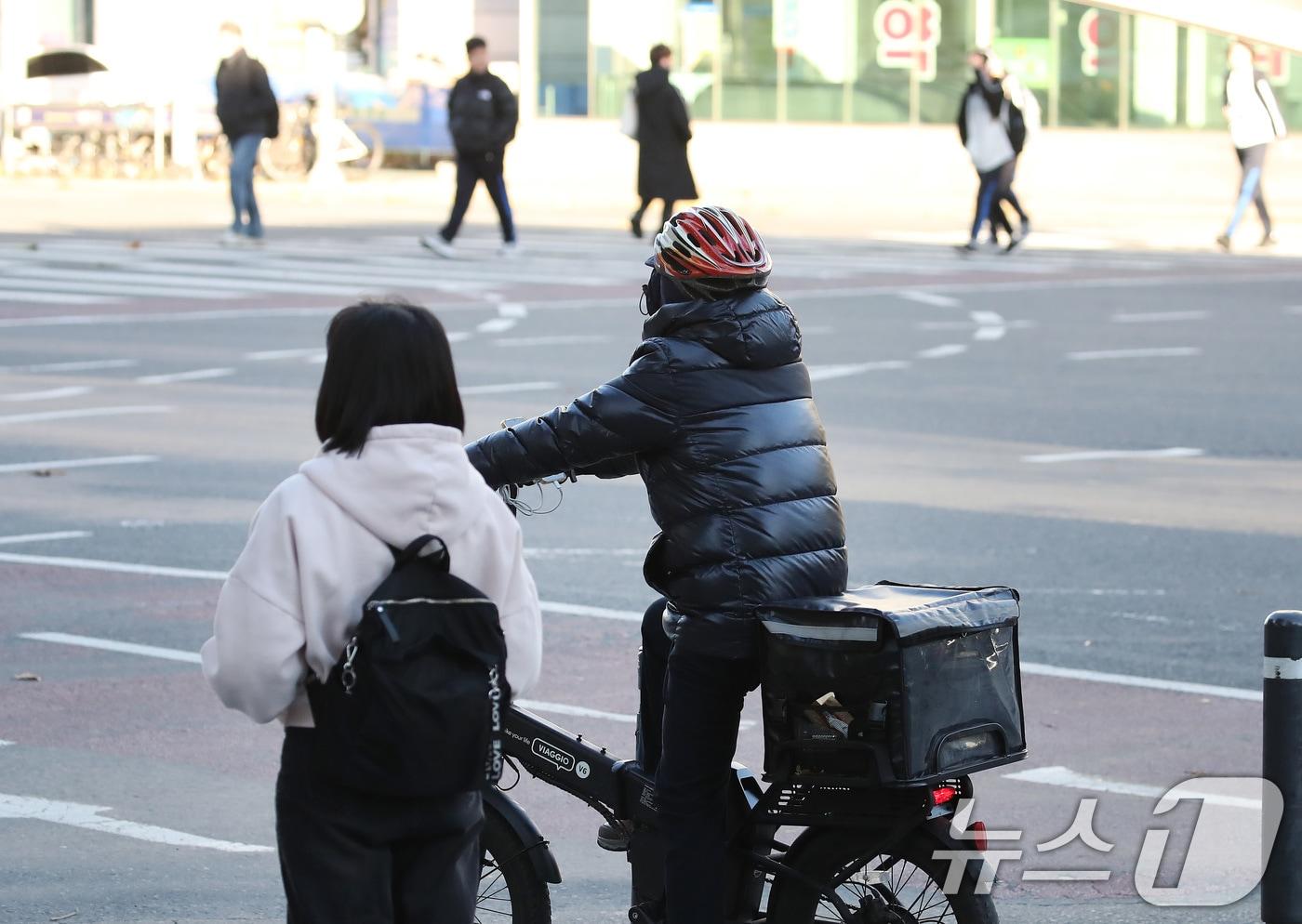 대구 수성구 달구벌대로에서 두꺼운 외투를 챙겨입은 시민이 자전거를 타고 있다. 2025.11.10/뉴스1 ⓒ News1 공정식 기자