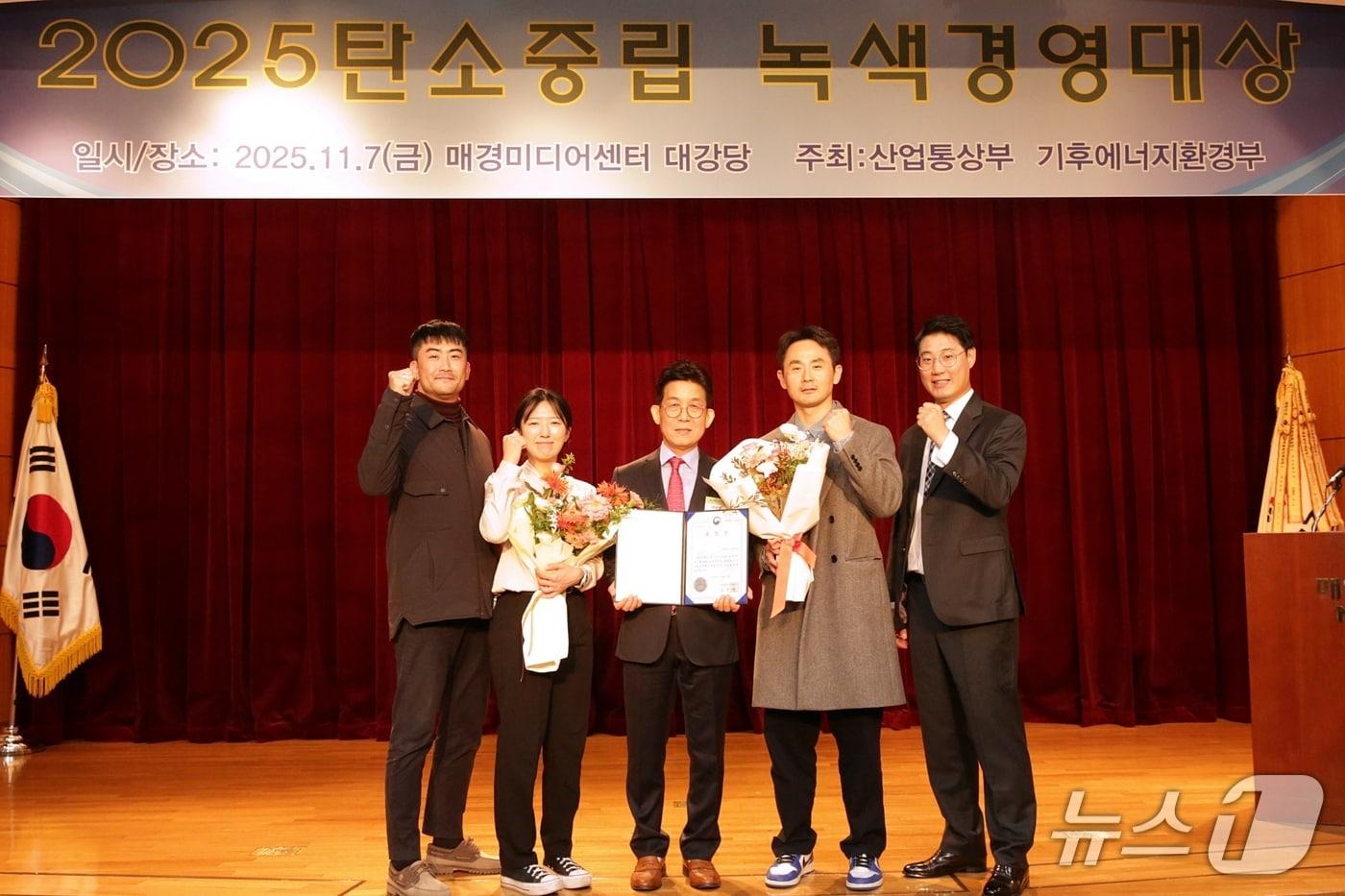 한화 건설부문이 &#39;2025 탄소중립 녹색경영 정부포상&#39; 시상식에서 산업통상부장관 표창을 수상하는 모습 &#40;한화 건설부문 제공&#41; 뉴스1 ⓒ News1