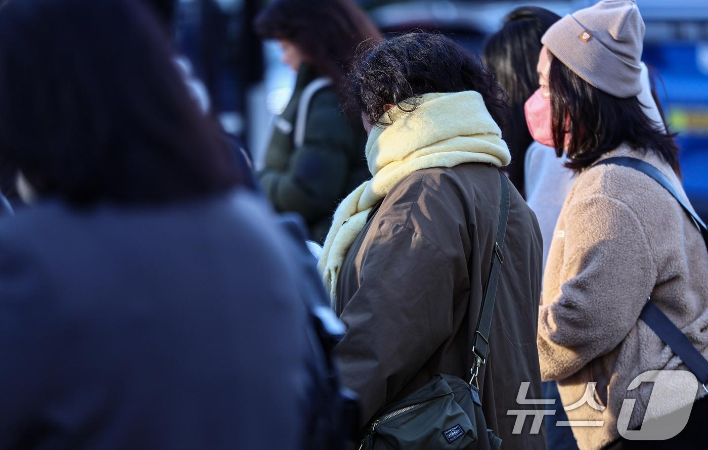 초겨울 추위가 찾아온 지난 10일 서울 종로구 광화문 네거리에서 두꺼운 옷을 입은 시민들이 지나고 있다. 2025.11.10/뉴스1 ⓒ News1 김도우 기자
