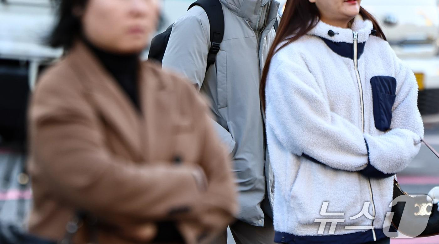 초겨울 추위가 찾아온 10일 서울 종로구 광화문 네거리에서 두터운 옷을 입은 시민들이 지나고 있다. 2025.11.10/뉴스1 ⓒ News1 김도우 기자