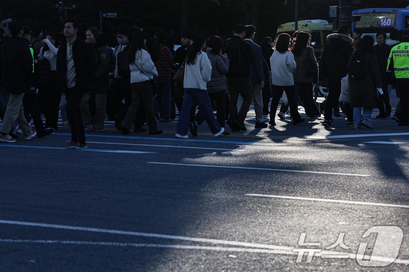 초겨울 추위가 찾아온 10일 서울 종로구 광화문 네거리에서 두터운 옷을 입은 시민들이 지나고 있다. 2025.11.10/뉴스1 ⓒ News1 김도우 기자