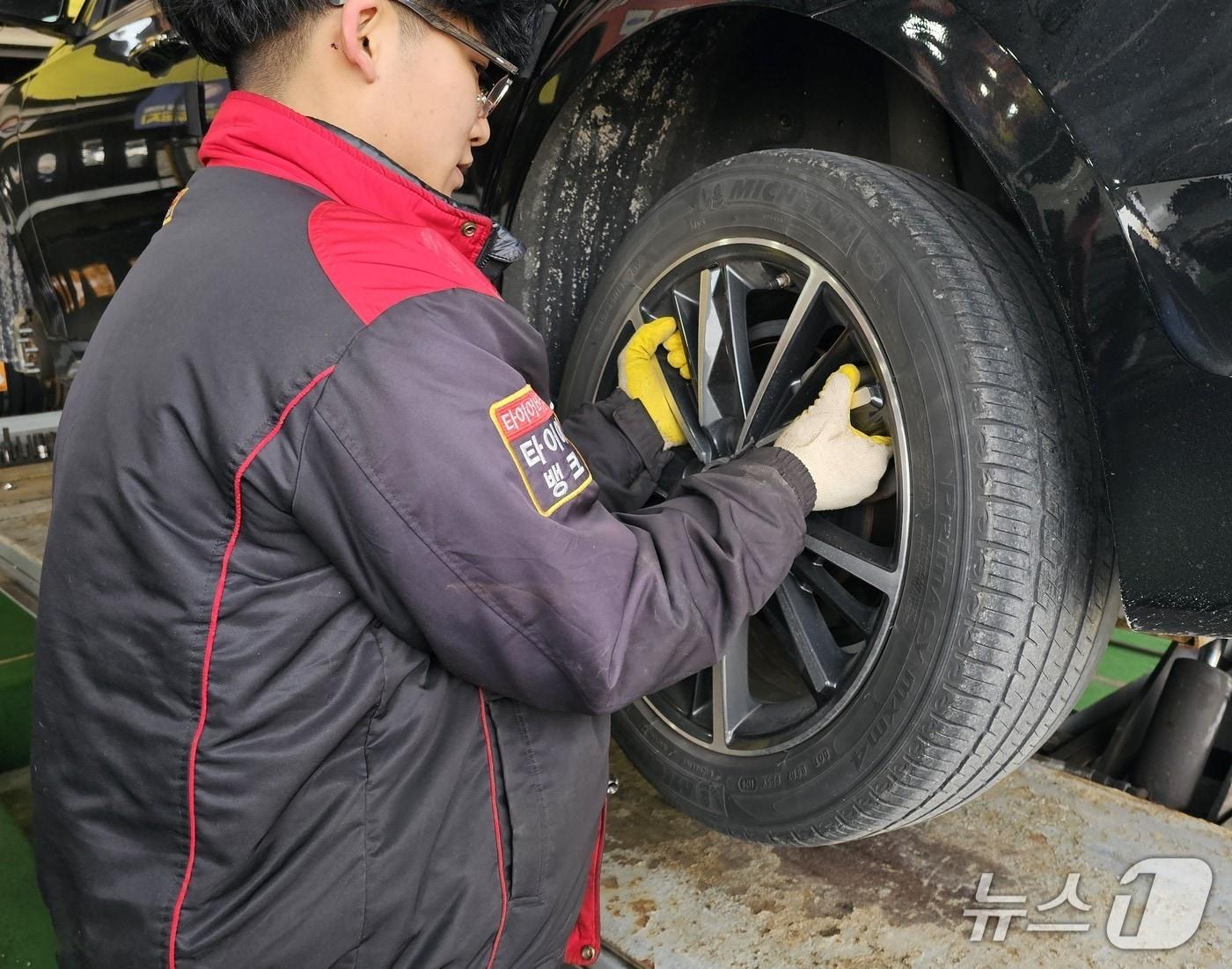 본문 이미지 - 윈터타이어 교체 모습. &#40;타이어뱅크 제공. 재판매 및 DB금지&#41; 2025.11.10/뉴스1