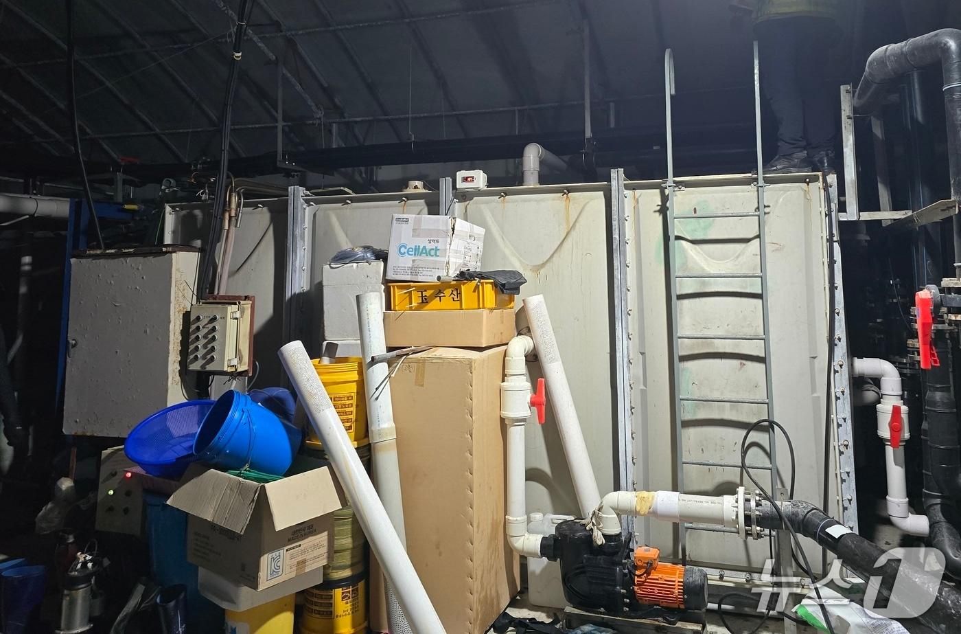 사고가 난 저수조.&#40;경남소방본부 제공. 재판매 및 DB금지&#41;