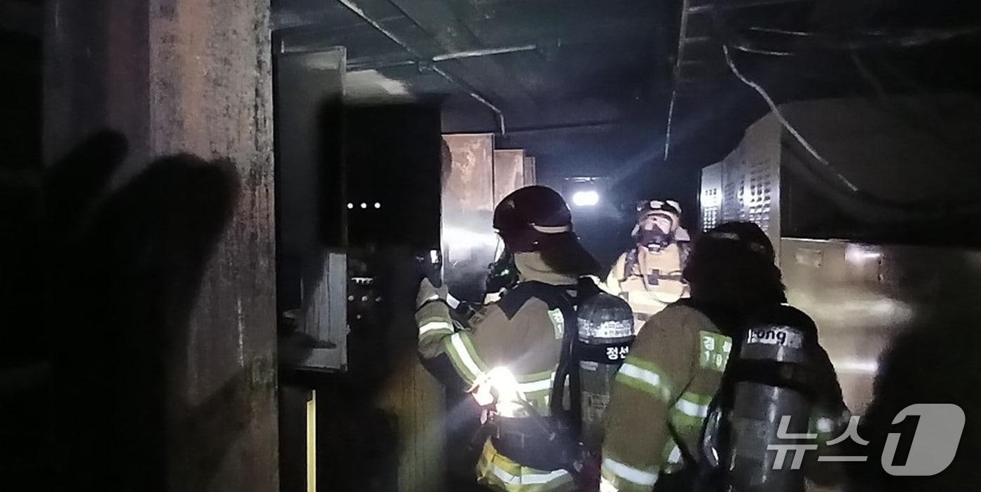 본문 이미지 - 9일 오후 11시56분쯤 경북 봉화군 석포면 아연 비철금속 생산공장 전기실에서 불이나 소방당국이 화재를 진화하고 있다.(경북소방본부 제공. 재판매 및 DB 금지)2025.11.10/뉴스1