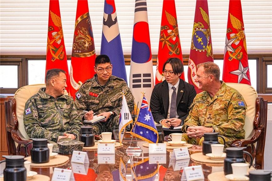 본문 이미지 - 주일석 해병대사령관이 지난 2월 해병대사령부를 찾은 딘 톰슨 호주 육군 작전부장과 대화하고 있다.&#40;해병대사령부 제공&#41;