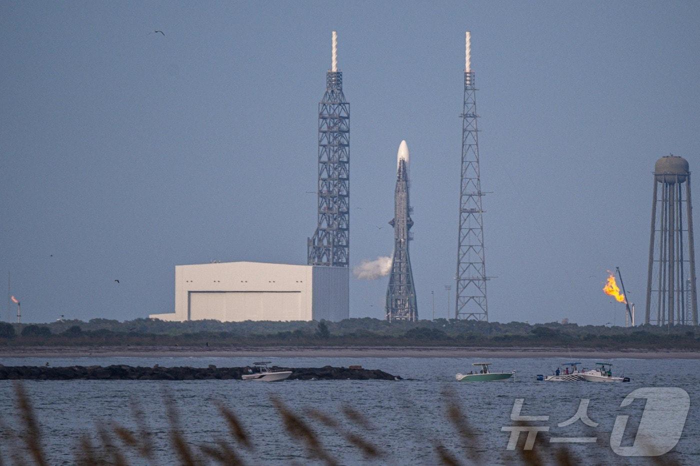 9일&#40;현지시간&#41; 블루오리진의 뉴글렌&#40;New Glenn&#41; 로켓이 미국 플로리다주 케이프커내버럴 우주군기지에서 악천후로 발사가 취소된 뒤 발사대 36번 단지에 세워져 있다. 2025. 11. 09. ⓒ AFP=뉴스1 ⓒ News1 양은하 기자