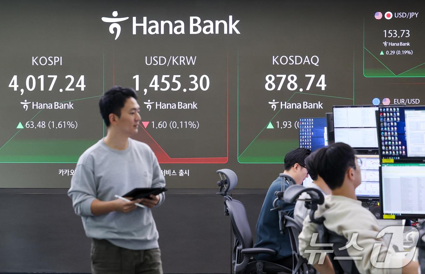 10일 오전 서울 중구 하나은행 본점 딜링룸 전광판에 코스피, 코스닥, 지수와 달러·원 환율이 나오고 있다. 이날 코스피는 38.11포인트&#40;0.96%&#41; 오른 3991.87로 출발 했다. 2025.11.10/뉴스1 ⓒ News1 안은나 기자