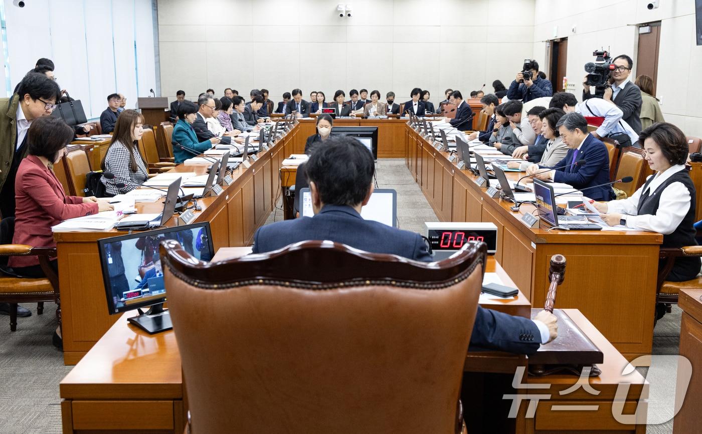 10일 서울 여의도 국회에서 열린 제429회국회&#40;정기회&#41; 보건복지위원회 제7차 전체회의에서 박주민 위원장이 의사봉을 두드리고 있다. 2025.11.10/뉴스1 ⓒ News1 이승배 기자