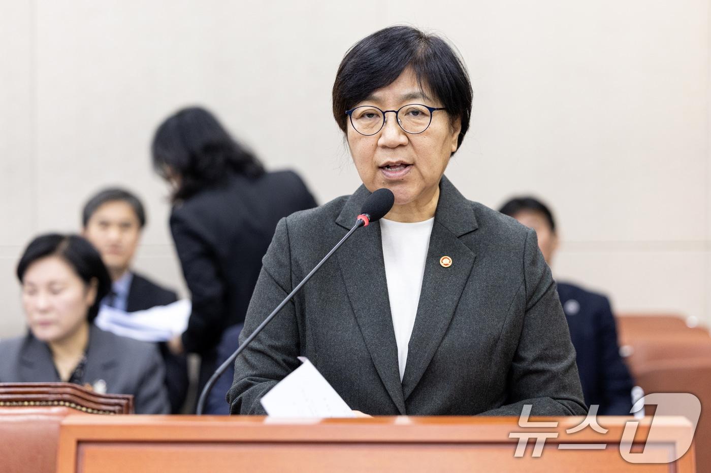 정은경 보건복지부 장관이 10일 서울 여의도 국회에서 열린 제429회국회&#40;정기회&#41; 보건복지위원회 제7차 전체회의에 출석해 내년도 예산안 관련 제안 설명을 하고 있다. 2025.11.10/뉴스1 ⓒ News1 이승배 기자