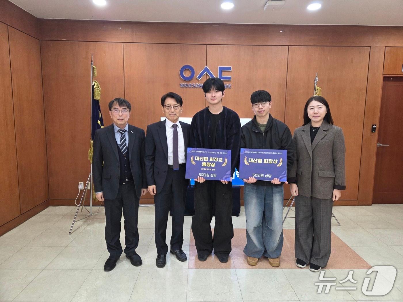 본문 이미지 - 우송정보대학 e-스포츠방송반 이준영, 신원규학생이 수상 후 기념촬영하고 있다.&#40;우송정보대학 제공.재판매 및 DB금지&#41;/뉴스1