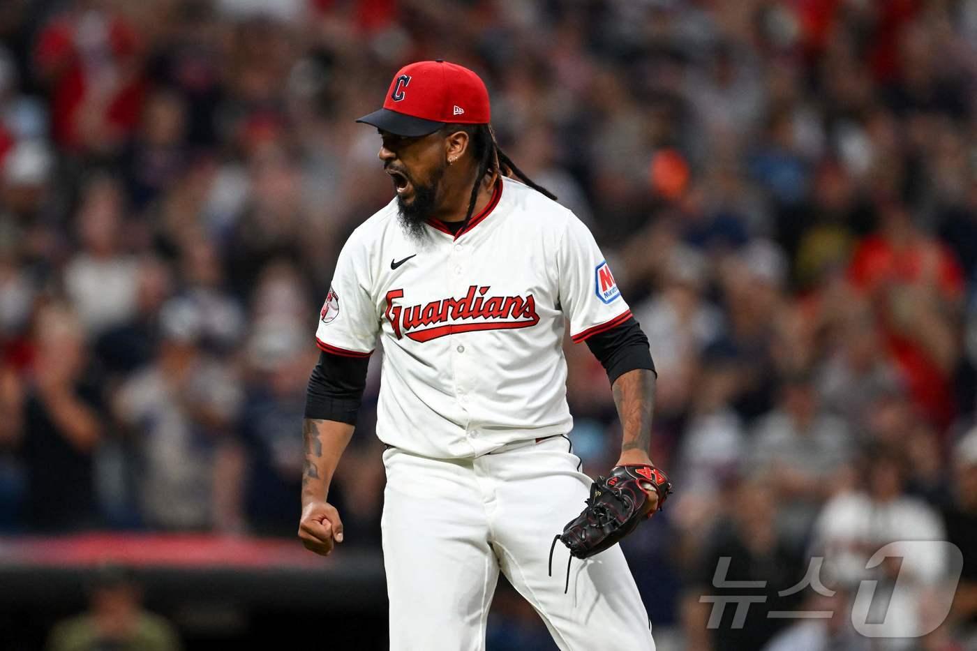 2025년 7월 23일&#40;현지시간&#41; 미국 클리블랜드 가디언스의 투수 이매뉴얼 클라세가 프로그레시브 필드에서 열린 볼티모어 오리올스와의 경기에서 팀이 3-2로 승리한 뒤 이를 축하하고 있다. ⓒ AFP=뉴스1
