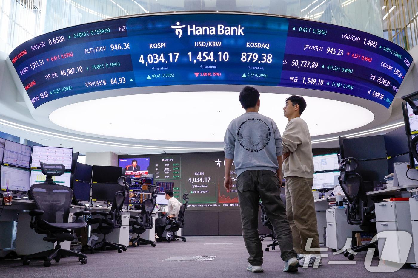 10일 오전 서울 중구 하나은행 본점 딜링룸 전광판에 코스피, 코스닥 지수와 달러·원 환율이 나오고 있다. 이날 코스피는 38.11포인트&#40;0.96%&#41; 오른 3991.87로 출발했다. 2025.11.10/뉴스1 ⓒ News1 안은나 기자