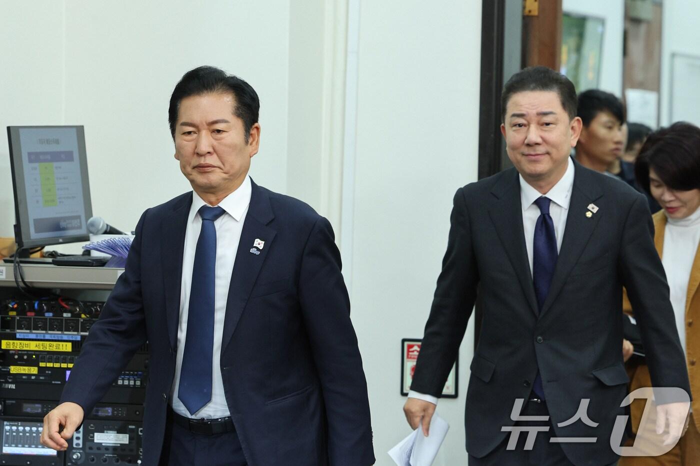 정청래 더불어민주당 대표와 김병기 원내대표가 10일 서울 여의도 국회에서 열린 최고위원회의에 참석하고 있다. 2025.11.10/뉴스1 ⓒ News1 신웅수 기자