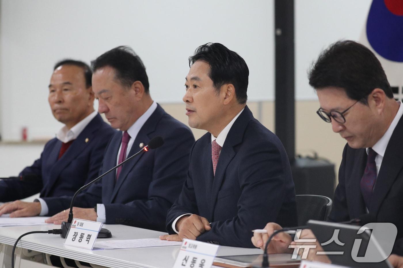 장동혁 국민의힘 대표가 10일 충북 청주시 흥덕구 복대동 충북도당사에서 열린 최고위원회의에서 모두발언을 하고 있다. 2025.11.10/뉴스1 ⓒ News1 김용빈 기자