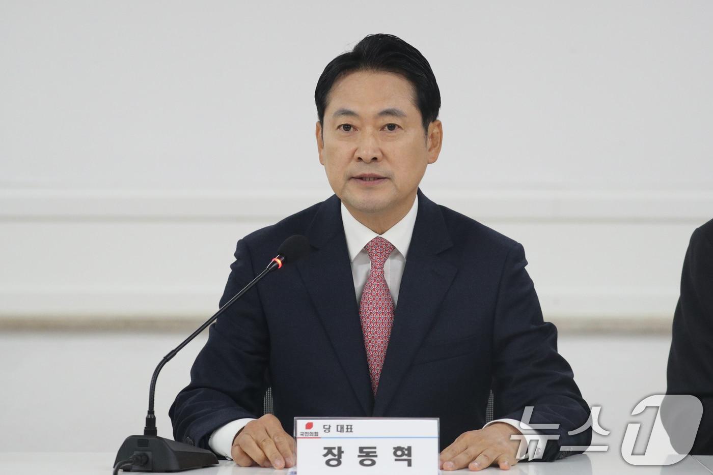 장동혁 국민의힘 대표가 10일 충북 청주시 흥덕구 복대동 충북도당사에서 열린 최고위원회의에서 모두발언을 하고 있다. 2025.11.10/뉴스1 ⓒ News1 김용빈 기자