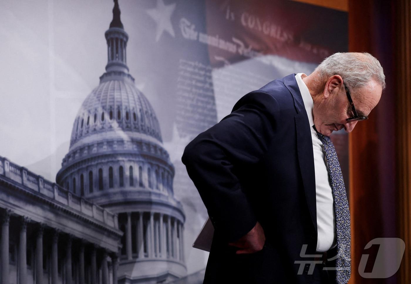 척 슈머 미국 상원 민주당 원내대표&#40;뉴욕&#41;이 9월 30일 예산안 투표를 앞두고 고개를 숙이고 있다. &#40;자료사진&#41; 2025.9.30 ⓒ 로이터=뉴스1 ⓒ News1 강민경 기자