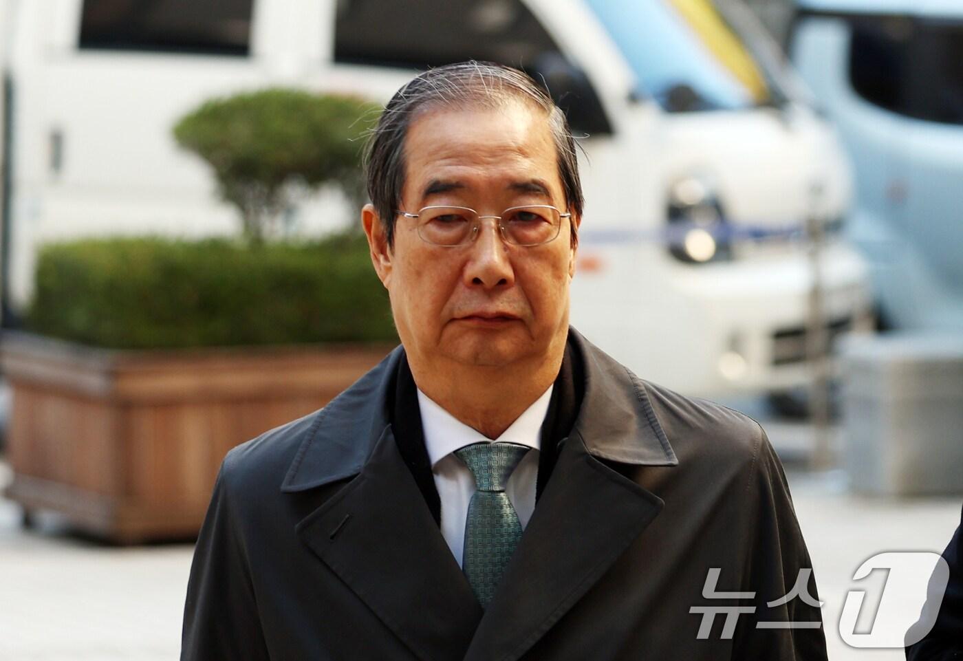 한덕수 전 국무총리가 10일 오전 서울 서초구 서울중앙지방법원에서 열린 내란 우두머리 방조 혐의 1심 속행 공판에 출석하고 있다. 2025.11.10/뉴스1 ⓒ News1 김명섭 기자