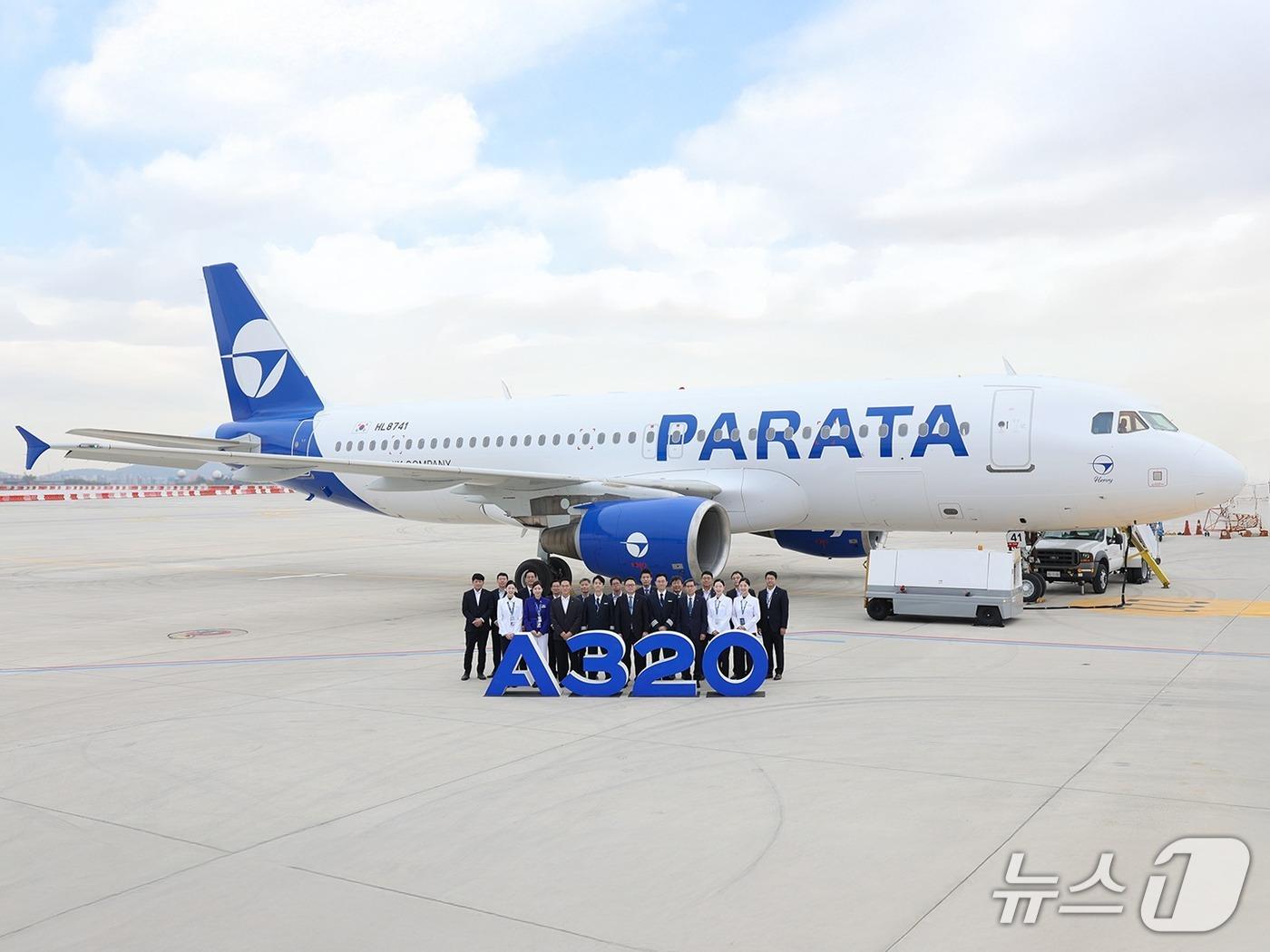 본문 이미지 - 8일 김포공항에서 진행된 파라타항공 A320 2호기 도입식에서 윤철민 대표이사&#40;앞줄 가운데&#41;와 임직원들이 기념 사진을 촬영한 모습&#40;파라타항공 제공&#41;. 2025.11.08.