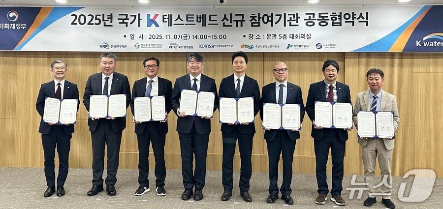 본문 이미지 - 인천항만공사 박진우 건설부문 부사장대행이 협약서 서명을 마치고 기념촬영을 하고 있다. &#40;인천항만공사 제공.재판매 및 DB금지&#41;