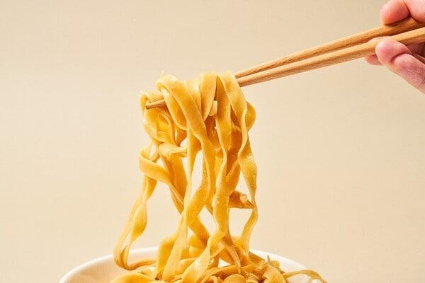 본문 이미지 - 강원도 영월산 콩으로 만든 콩단백면은 특허 출원한 홀썸위크만의 독자적인 단백질 식사 기술이 적용됐다. 사진 = 홀썸위크 제공